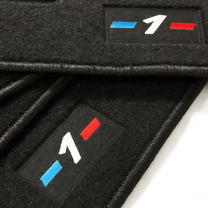 Alfombrillas BMW Serie 1 E81 3 puertas (2007 – 2012) a medida logo