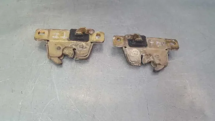 CERRADURA MALETERO PORTON VOLKSWAGEN PASSAT (321323327331) Básico