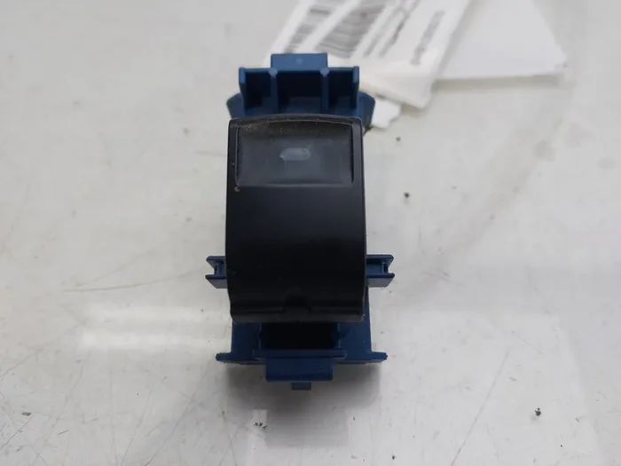 MANDO ELEVALUNAS TRASERO DERECHO TOYOTA VERSO 8481005070-8517809