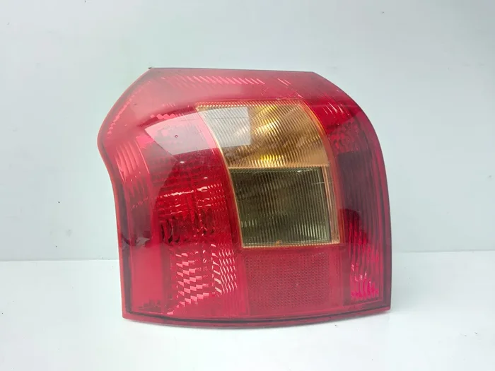 PILOTO TRASERO IZQUIERDO TOYOTA COROLLA 8156102150-9431262