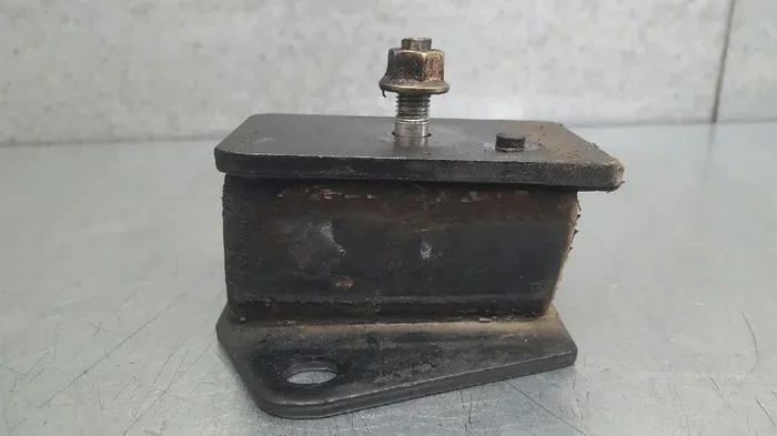 SOPORTE MOTOR IZQUIERDO MITSUBISHI MONTERO (V20V40) 2500 TD GLX (5-ptas.)